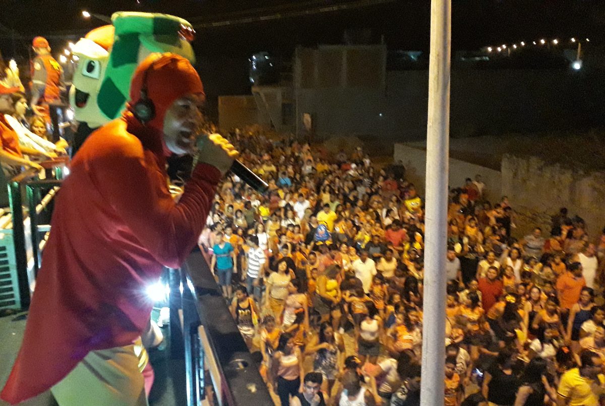 Tote Barreto no trio elétrico diante da multidão no carnaval